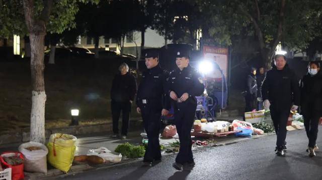 绩溪县长谈“县政府门前开夜市”:摆摊没门槛,开放已成常态