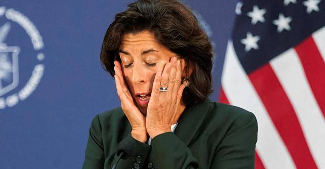 勒紧对华绞索,却让美国喘不上气?雷蒙多一句话,让拜登恍然大悟