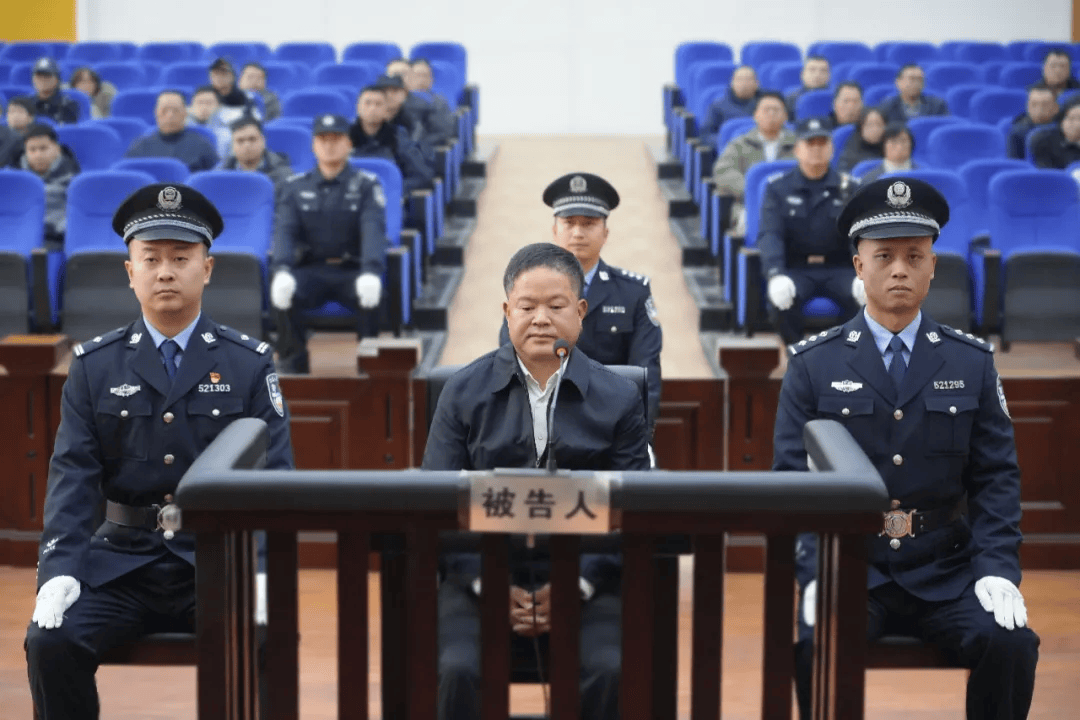 刘文新为掩饰受贿犯罪所得,将价值1476万的黄金、港币转换为现金使用,以逃避安检的方式,将25把管制刀具随身携带至民用航空器内