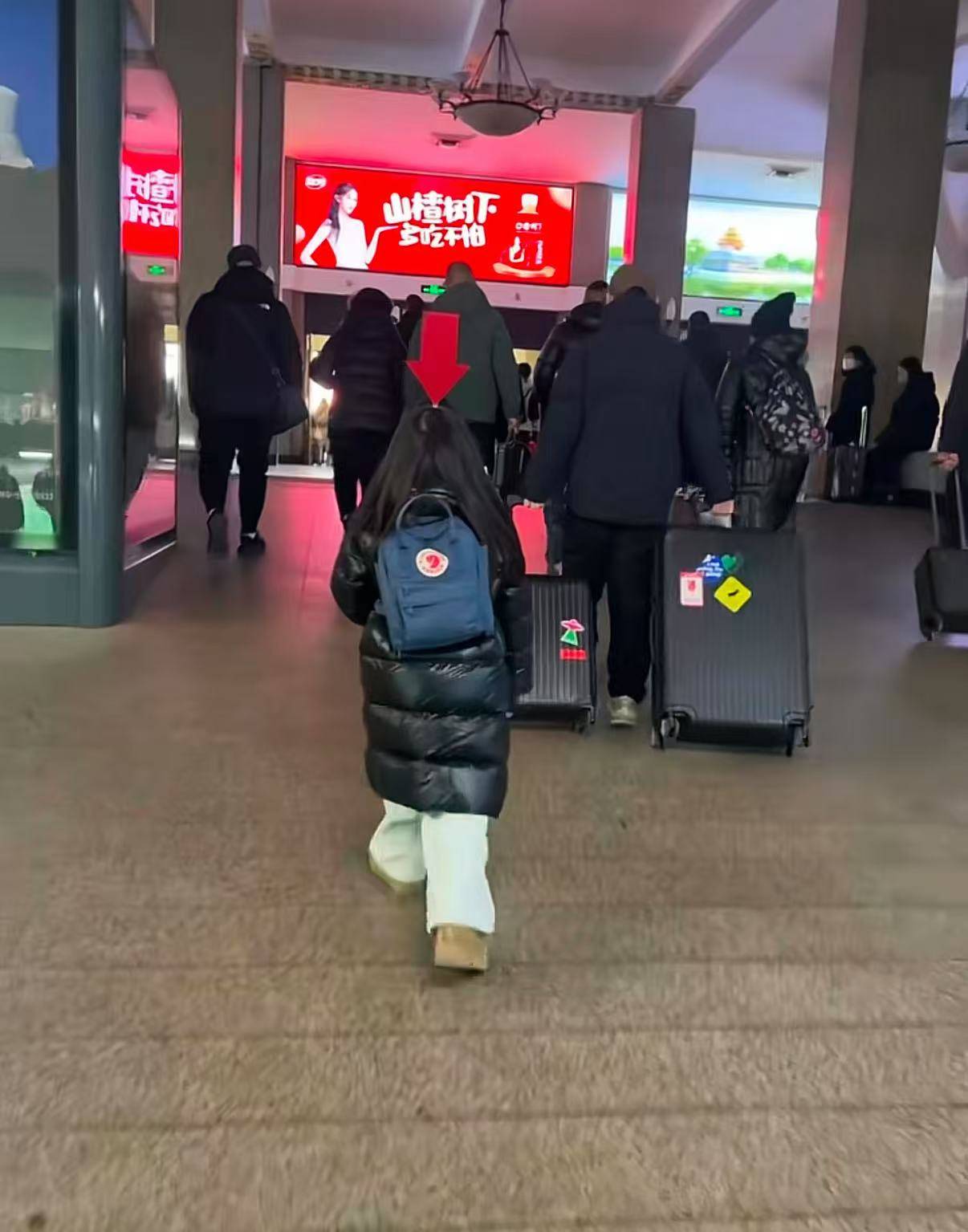 担心女儿“撒手没”,东北爸爸给女儿戴箭头发箍成“显眼包”:这肯定丢不了