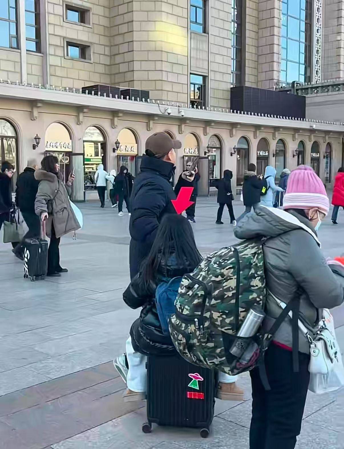 担心女儿“撒手没”,东北爸爸给女儿戴箭头发箍成“显眼包”:这肯定丢不了