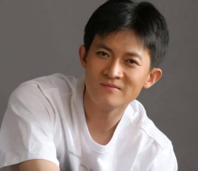 演员杨志刚:娶小师妹张静,每月工资都上交,如今他过得怎么样?