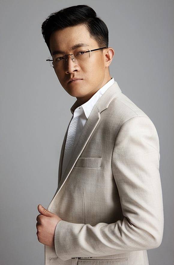 演员杨志刚:娶小师妹张静,每月工资都上交,如今他过得怎么样?