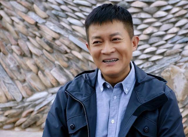 演员杨志刚:娶小师妹张静,每月工资都上交,如今他过得怎么样?