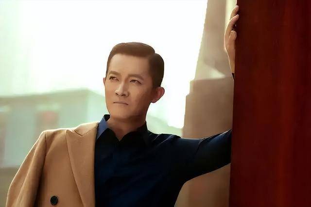 演员杨志刚:娶小师妹张静,每月工资都上交,如今他过得怎么样?