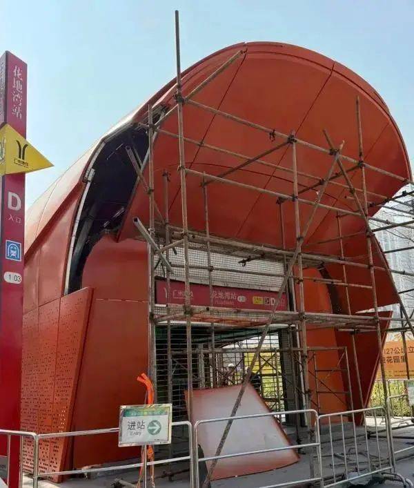 连夜拆除!地铁口被吐槽像棺材,网友:谁设计的?