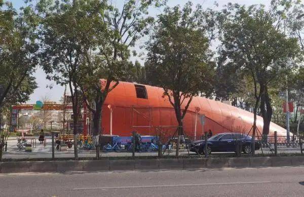 连夜拆除!地铁口被吐槽像棺材,网友:谁设计的?