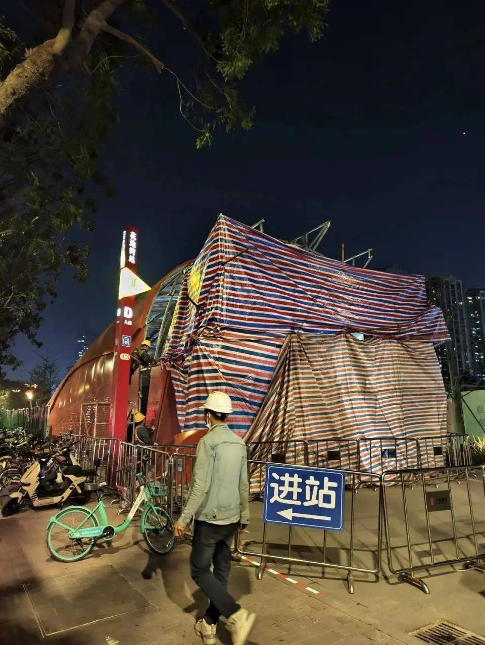 连夜拆除!地铁口被吐槽像棺材,网友:谁设计的?