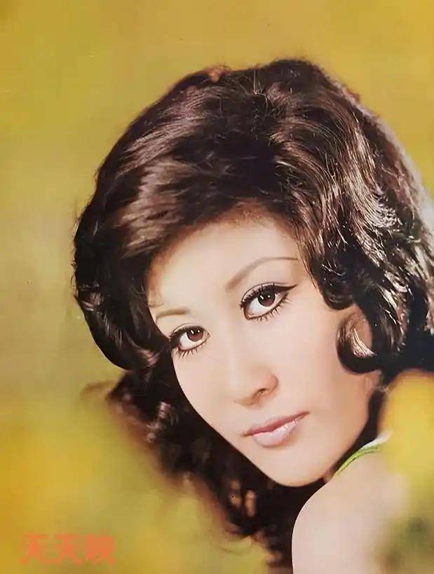 父亲是向华强,母亲是丁佩,她低调的似隐形人,现46岁依然未婚