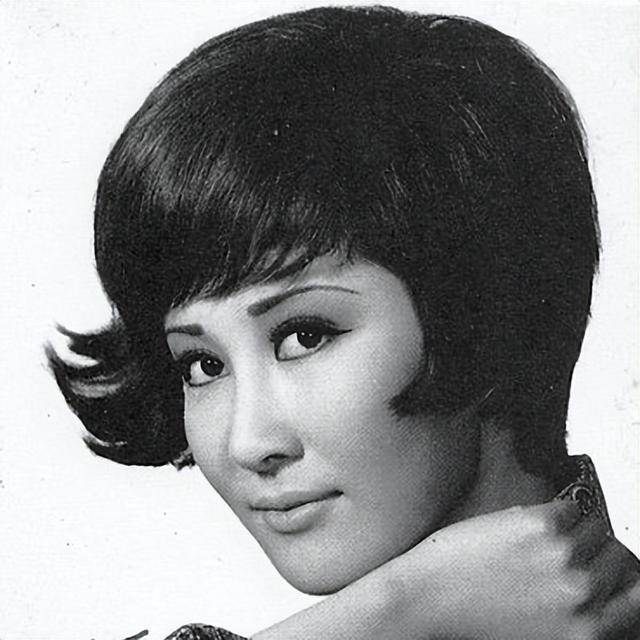 父亲是向华强,母亲是丁佩,她低调的似隐形人,现46岁依然未婚