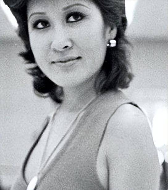 父亲是向华强,母亲是丁佩,她低调的似隐形人,现46岁依然未婚