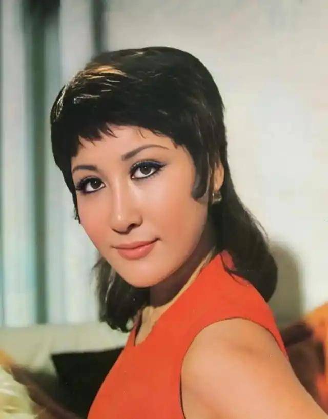 父亲是向华强,母亲是丁佩,她低调的似隐形人,现46岁依然未婚