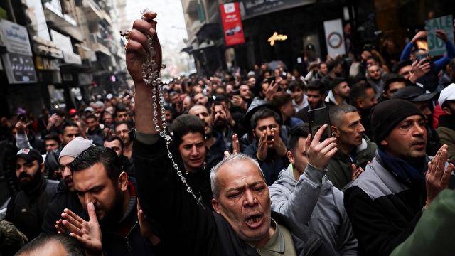 叙利亚又乱了?大批民众涌上街头,朱拉尼面临三大困境