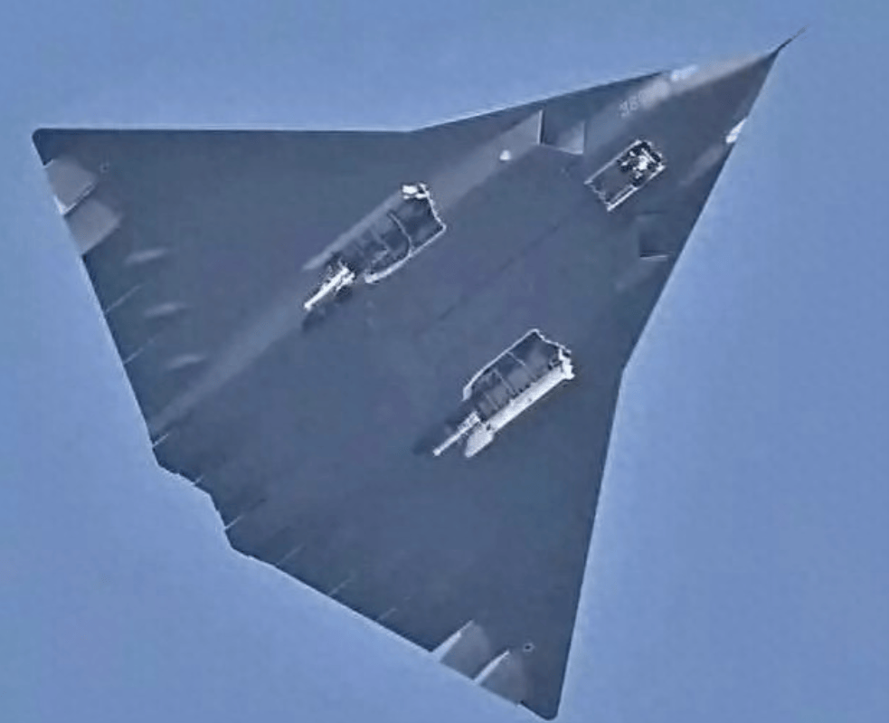 美国醒悟,最大“敌人”不是俄!中国新型战机横空出世,局势愈发严峻