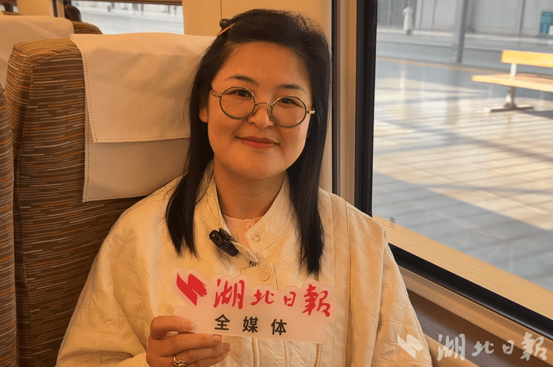 定居香港37年,77岁的老武汉人提前三天行程 只为坐上首趟香港至武汉始发高铁