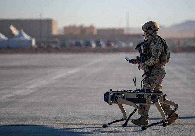 中国打造无人军团?港媒曝光,解放军用上新技术,美对华鹰派变脸