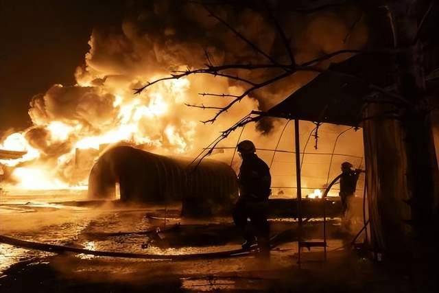 普京发起“斩首行动”?密集炮弹冲向乌总统府,泽连斯基处境危险