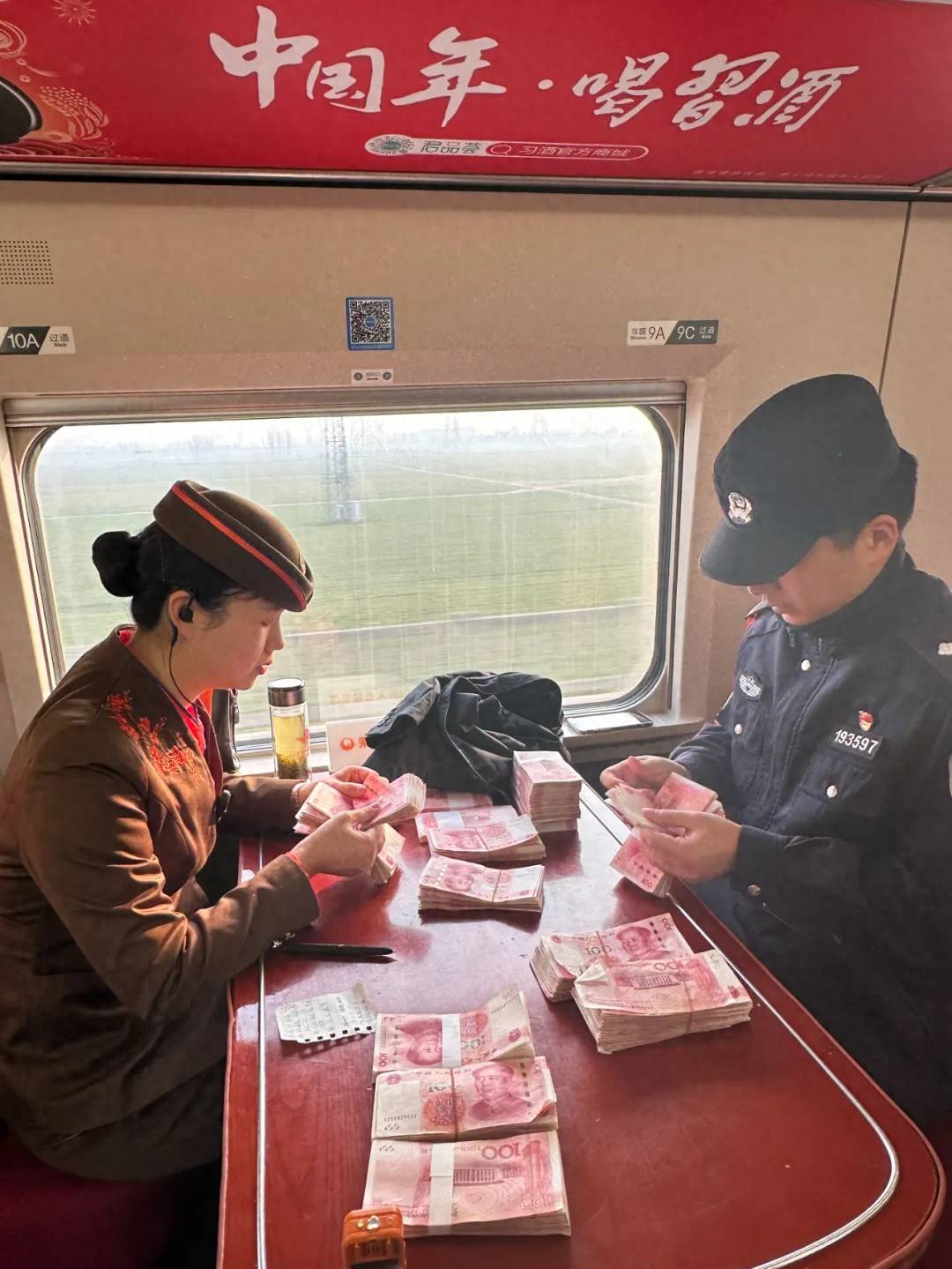 女子打开“自己的包”竟多出18万现金!