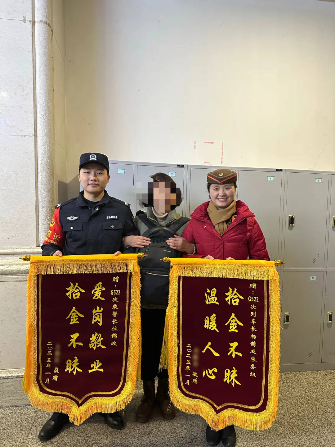 女子打开“自己的包”竟多出18万现金!