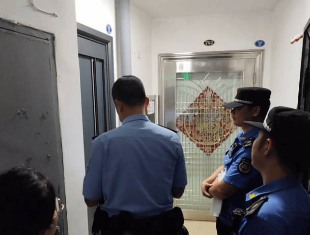 “太恶心了!”楼上邻居将饭厅位置改成厕所……