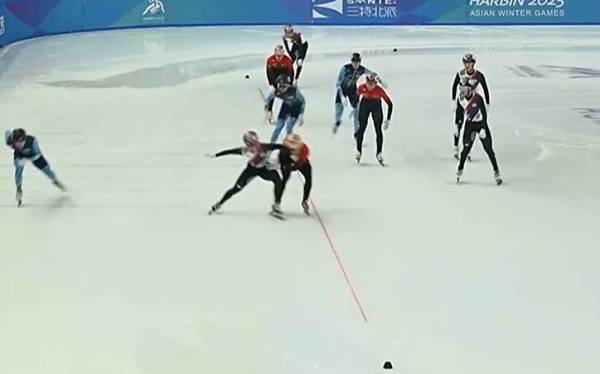 韩国队伸手犯规!王濛怒斥:这么多年了,还是不扒拉不会滑冰