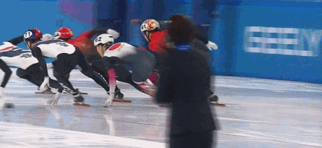 韩国队伸手犯规!王濛怒斥:这么多年了,还是不扒拉不会滑冰