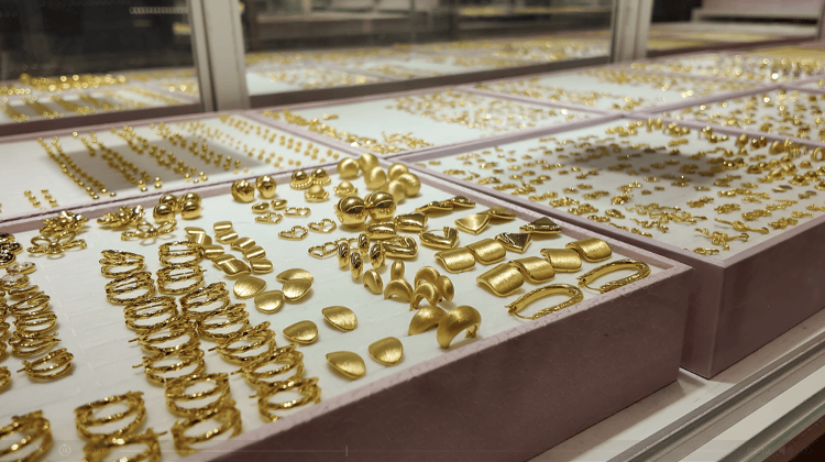 金价还在涨!金饰逼近每克870元,现在还能买金吗?