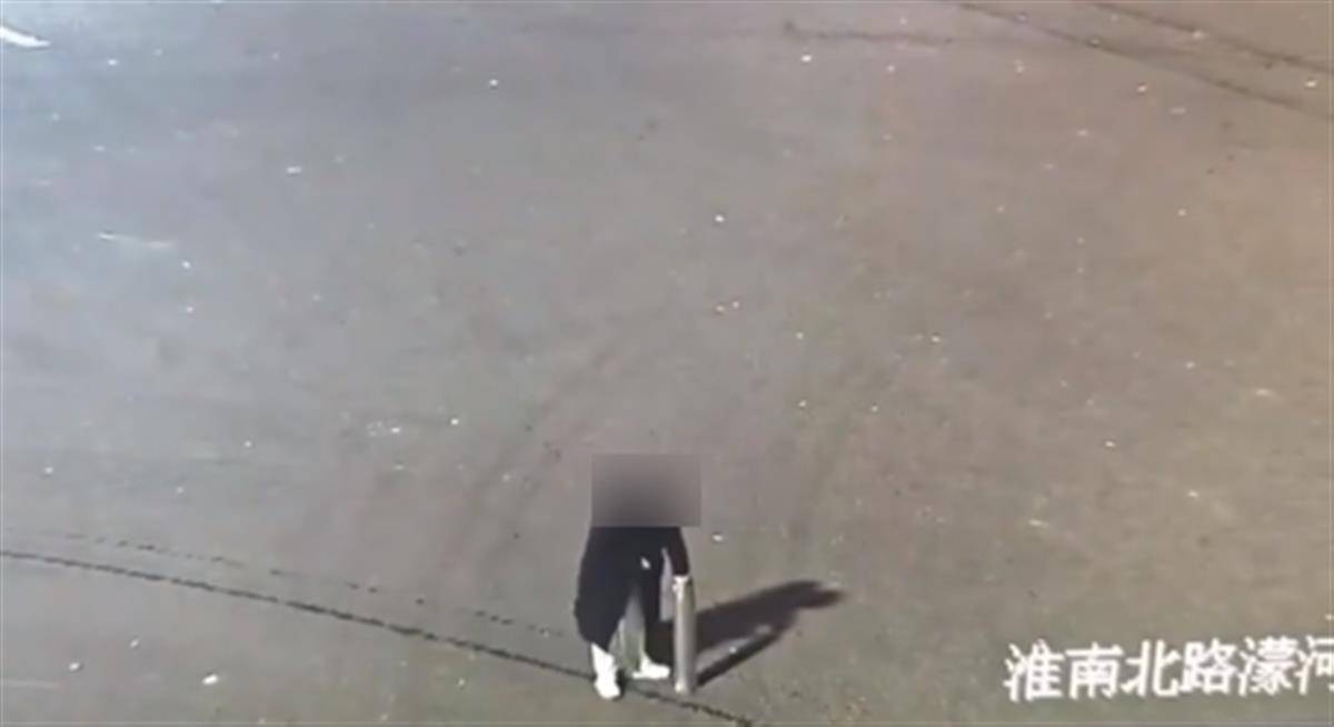 视频热传!合肥一男子点烟花被炸倒地,殡仪馆:已收到遗体