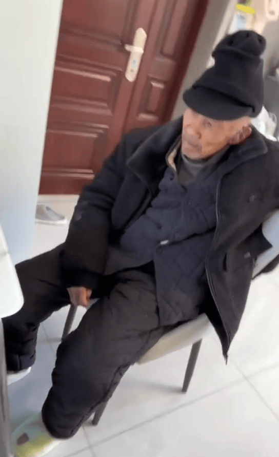 安徽老人被接到城里坐立难安,回村瞬间精神抖擞,网友:回村前83岁,回村后63岁