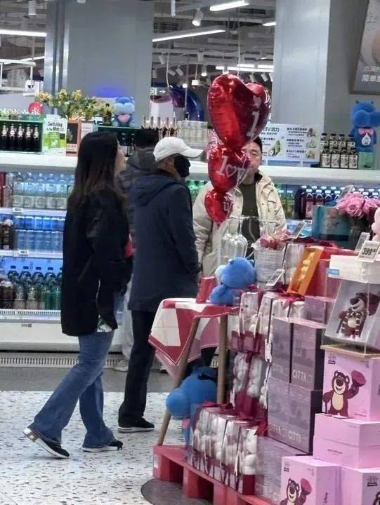 马云现身长沙,查看货架,合影曝光