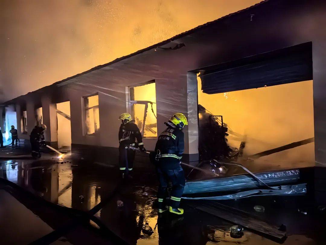 约4000箱白酒火中炸裂,主人痛失60多万!