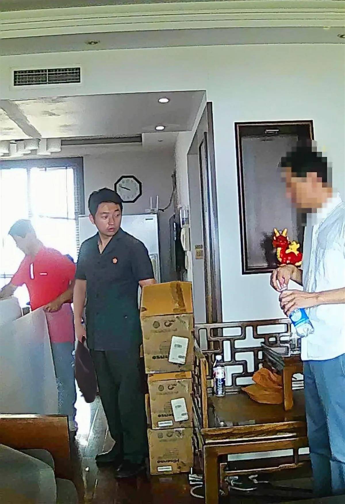 欠款上千万却住着大平层,房主年逾古稀身患重病,法院协调债主帮其租房搬家