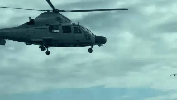 极限三米!黄岩岛中菲空中对峙!武直9强势碾压,菲记者吓得尖叫