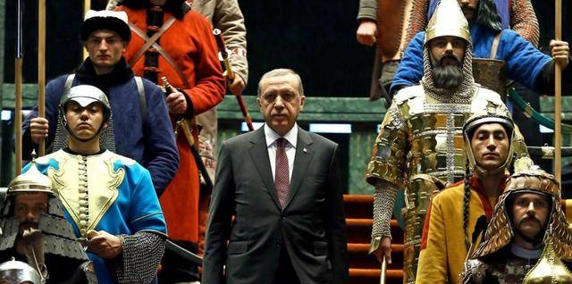 泽连斯基的头顶,撑起一把黑伞,埃尔多安的用意,乌克兰读懂了