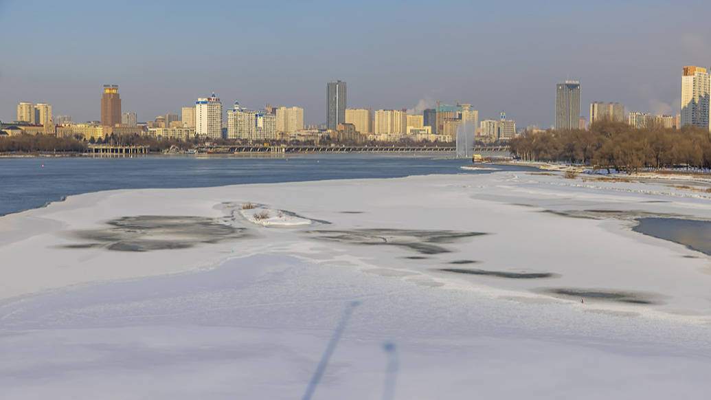 哈尔滨警方:气温回升,即日起禁止车辆和行人在松花江冰面通行或滞留