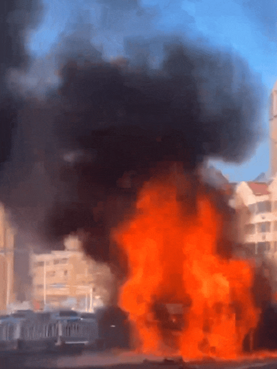 青岛一出租车当街爆炸玻璃横飞 商户:车1分钟被火焰吞没