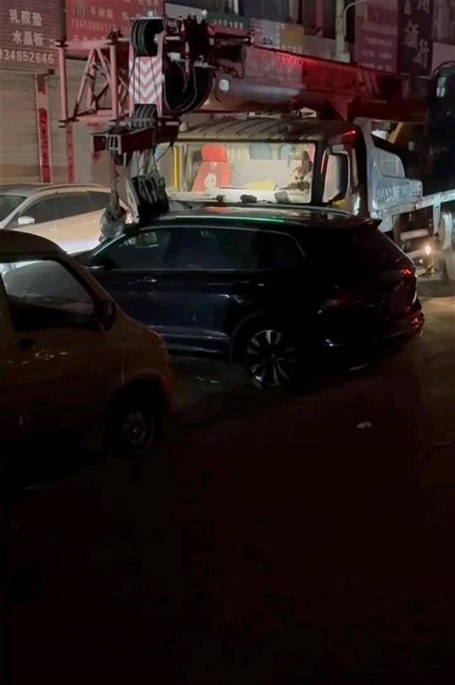 山西一男子开偷来的吊车沿路撞了十多辆车,受害车主:男子疑有精神疾病