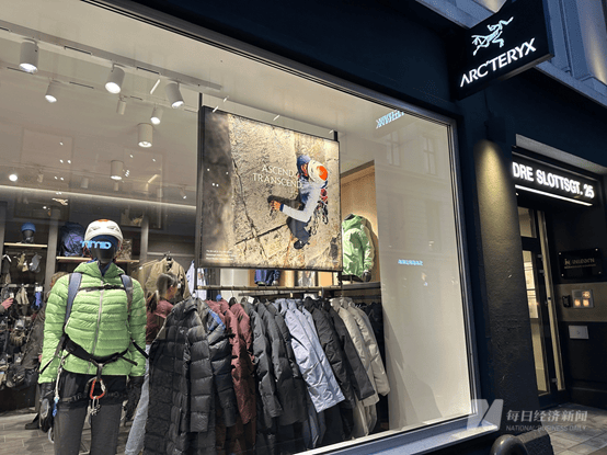 一张纸质吊牌能卖到300元？始祖鸟2024年“带飞”母公司业绩后，今年预计全球新开25至30家新店