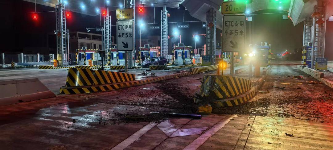 四川一司机打瞌睡开自动驾驶翻车 高速公安:罚款两百元,扣3分!