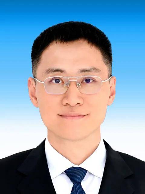 42岁李晨阳，兼任市委书记