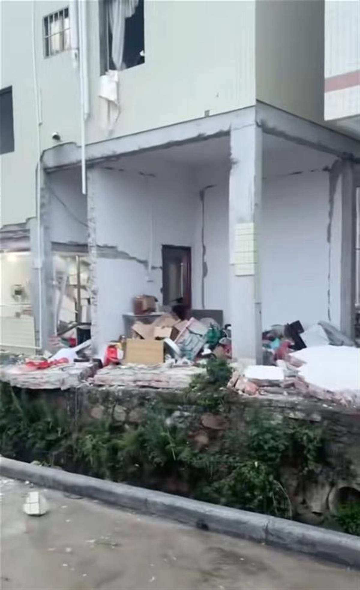 广东珠海一民房发生爆炸,墙体砖块散落一地,官方:暂无人员伤亡报告