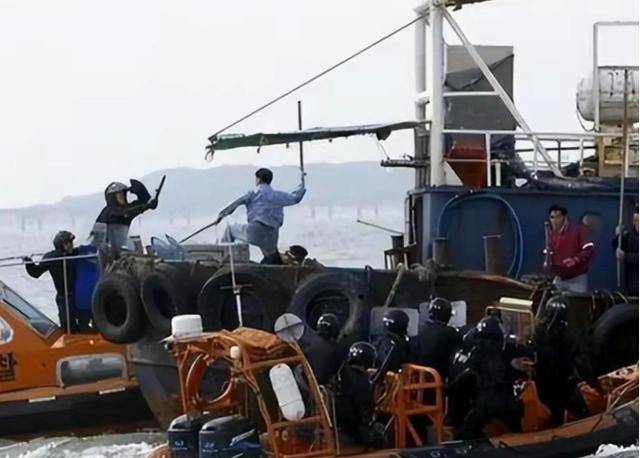 中韩海警对峙2小时,中方持刀拦截,被强占25年苏岩礁有望收回?