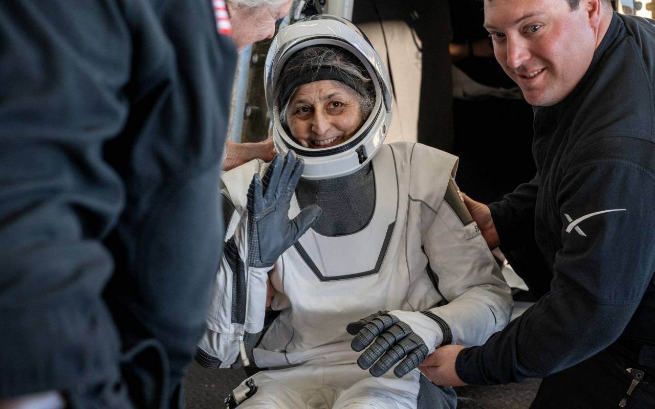 滞留太空九个月宇航员回家:与家人团聚,闻一闻刚割过的青草味道