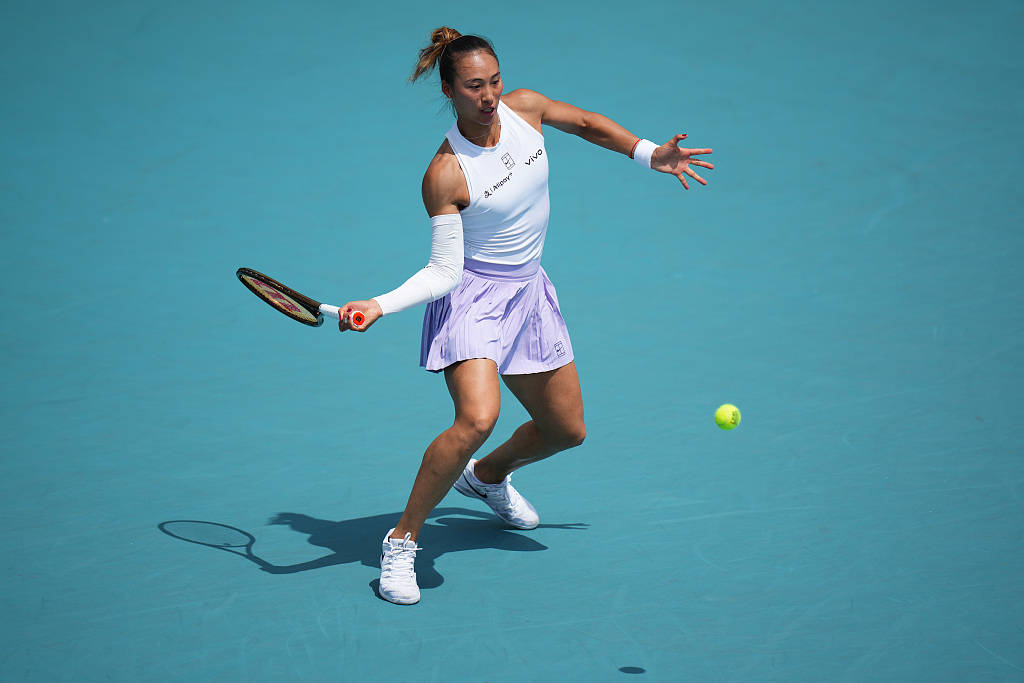 WTA迈阿密站:郑钦文连下七局2-0克鲁格 进八强战萨巴伦卡