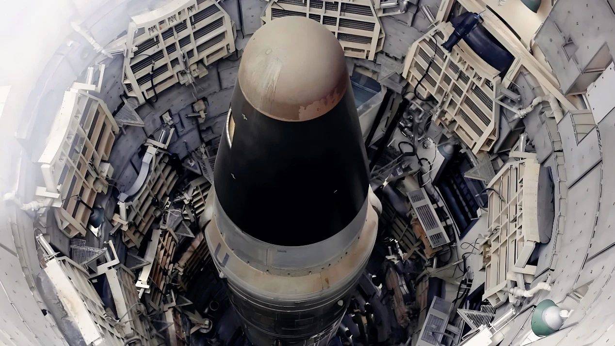 20枚核导弹滞留高速,交警无论怎样都不肯放行,称:必须交罚款!