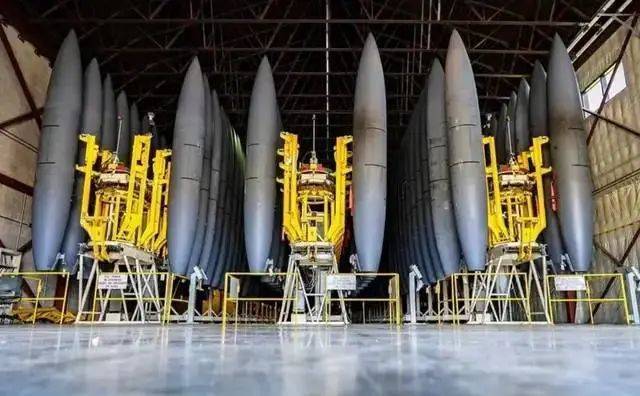 20枚核导弹滞留高速,交警无论怎样都不肯放行,称:必须交罚款!