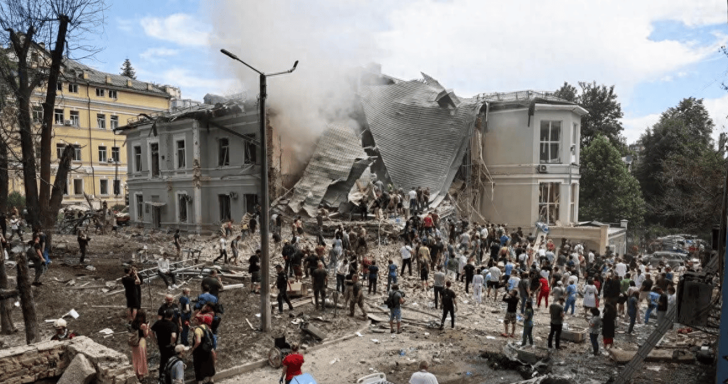 普京手段再升级!俄军导弹炸塌乌议会,乌军中将急于自保当场弃阵而逃引爆信任危机!