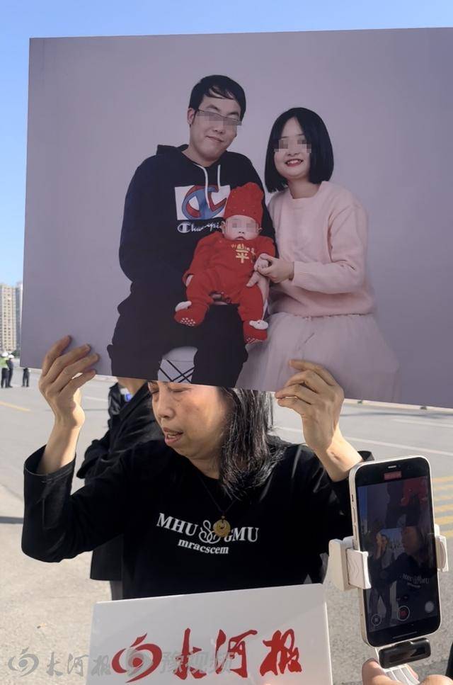 江西景德镇一家三口被撞身亡案一审开庭，失独老人怀抱儿孙遗照进法院