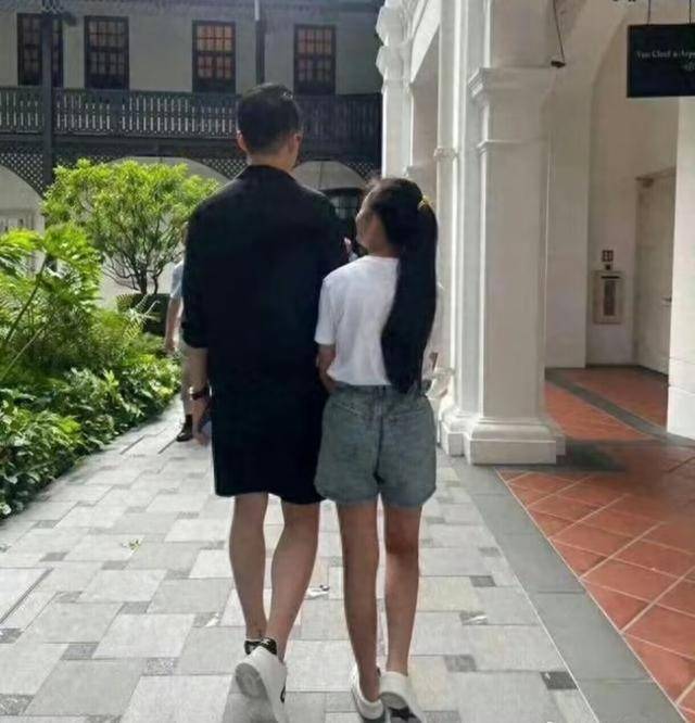 大S儿女回北京,张兰拉着小玥儿逛街,网友夸汪小菲好帅