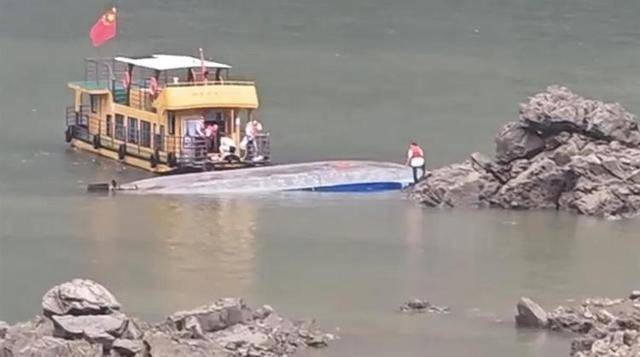 贵州黔西村民自发参与翻船事故救援，有人煮了姜汤送到码头